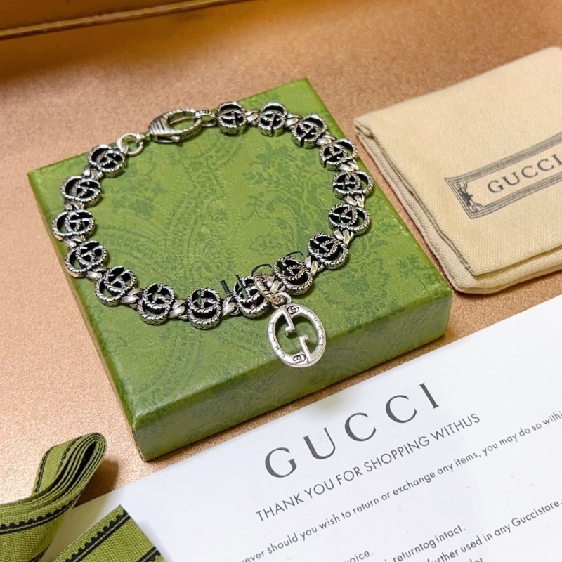G*u*i bracelets